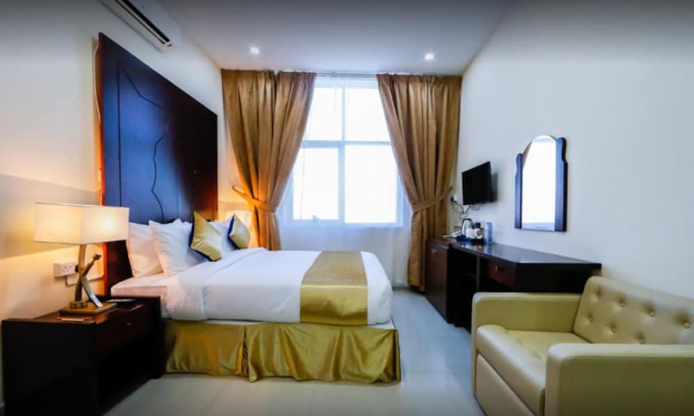 SUITE, DOUBLE BED, LIVING AREA