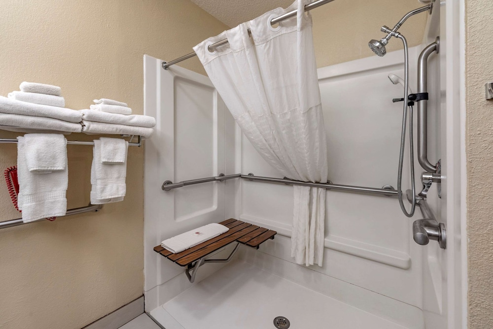 Comfort Inn and Suites Hays I-70 24/46