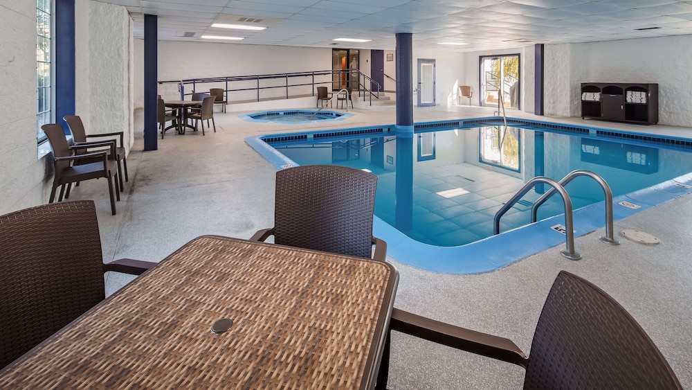 Charlevoix Inn Suites, SureStay Collection by Best Western 8/45