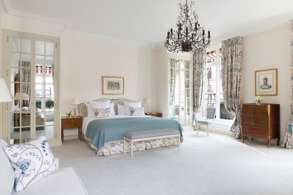 Junior Suite, King Bed, Corner, Le Bristol Paris 6/9