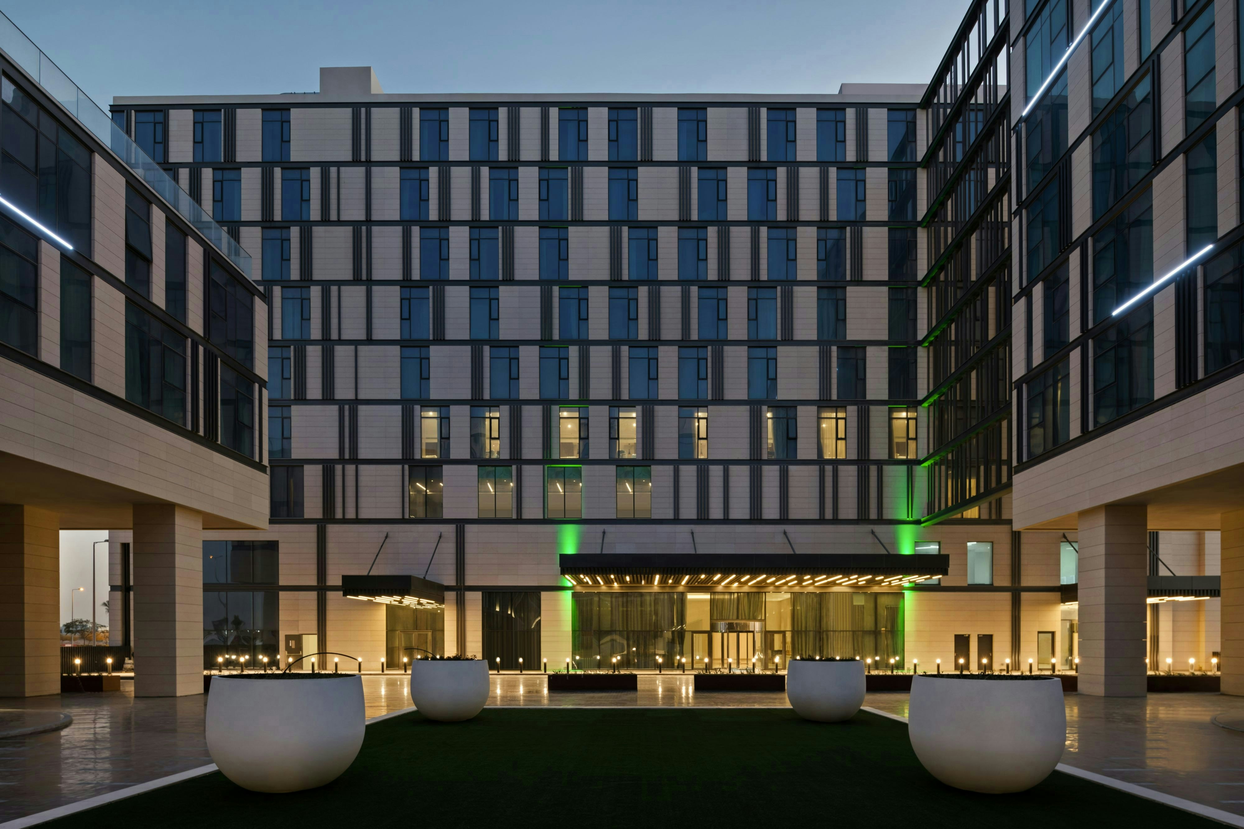 Holiday Inn Dubai Al Maktoum Airport 79/82