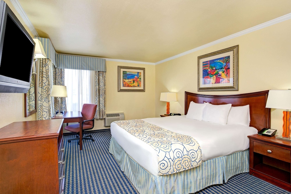 Super 8 by Wyndham Santa Cruz Beach 19/31