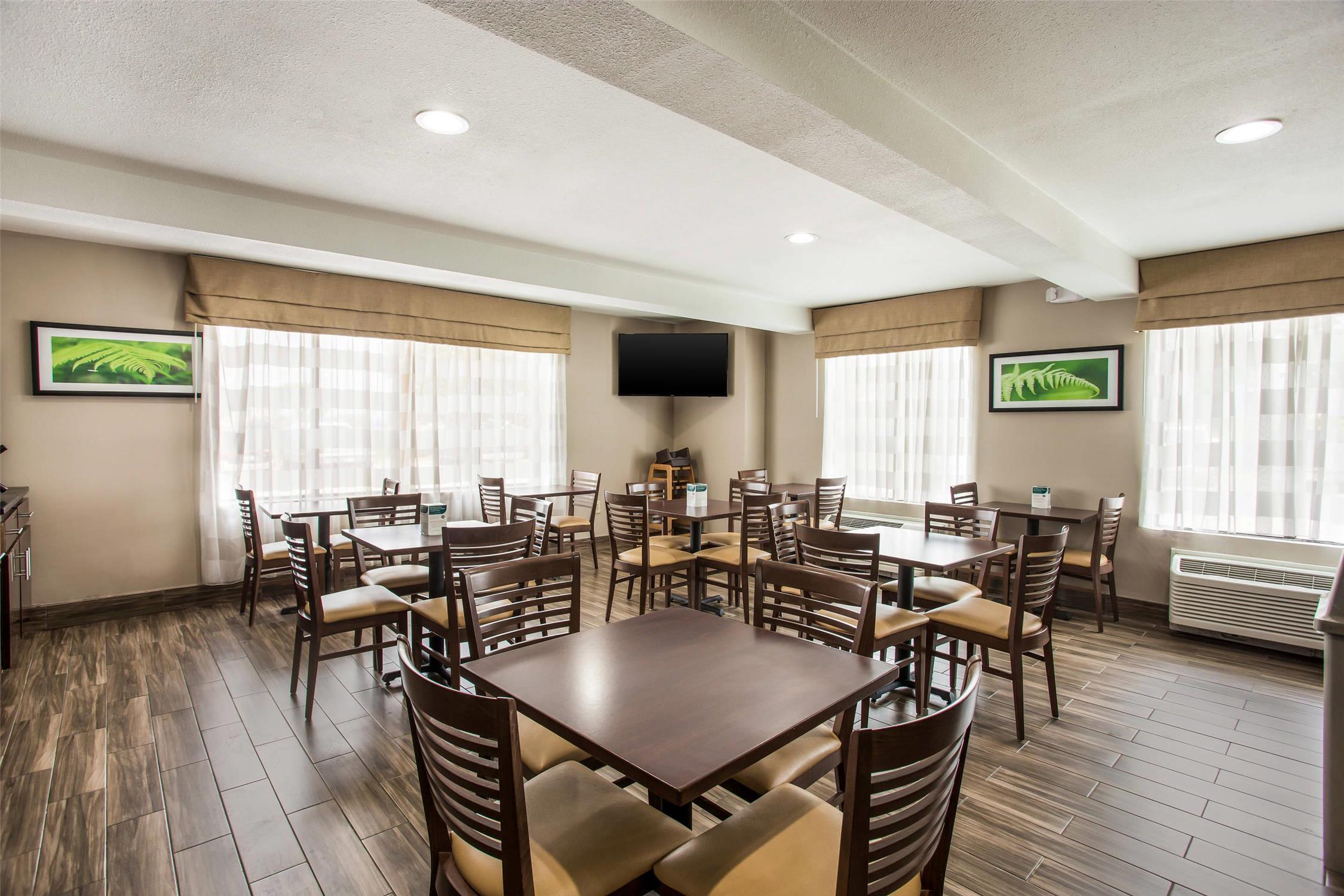 Quality Inn Kansas City International Airport 24/27