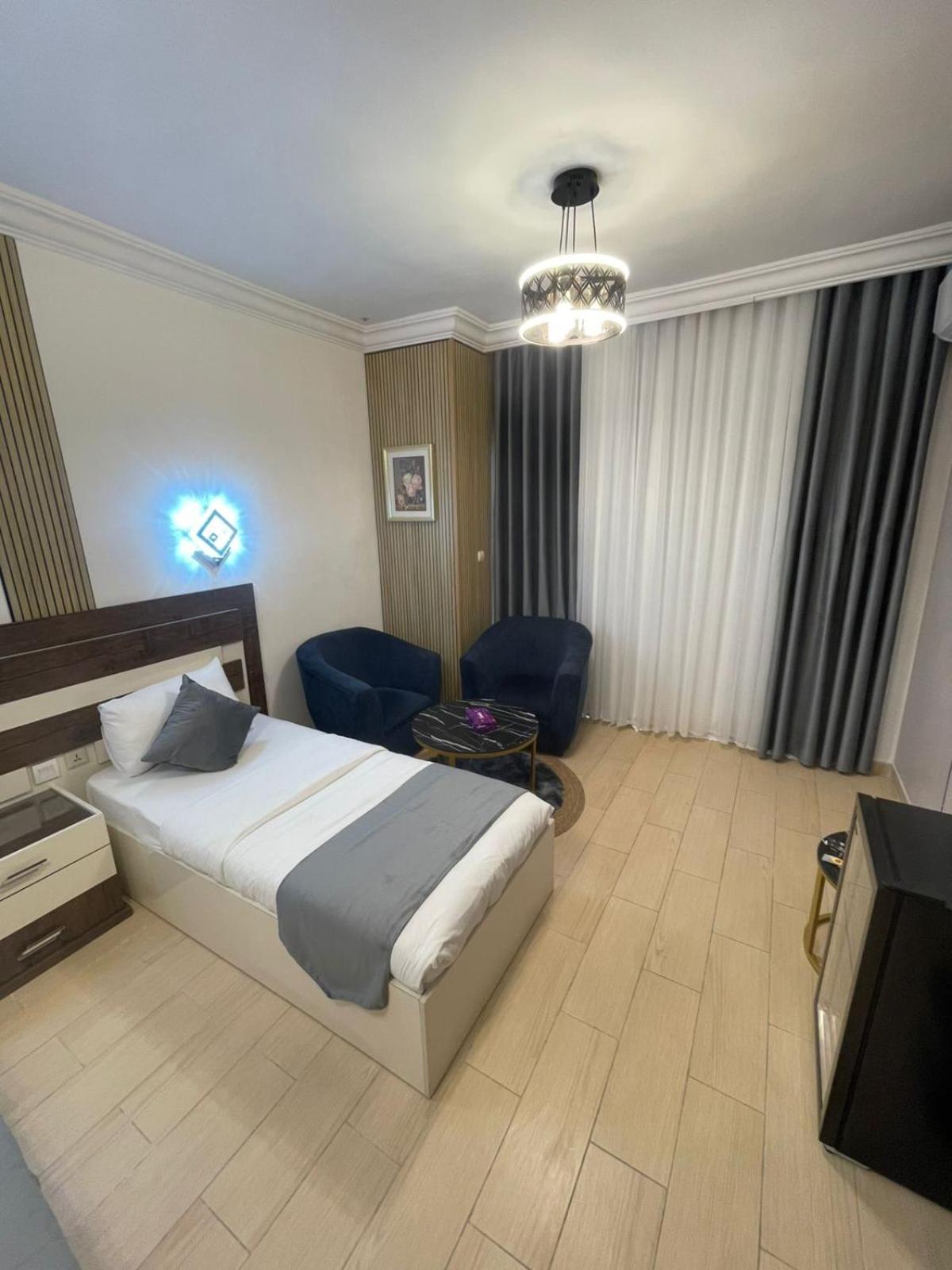 Balcony Hotel and Suites 11/49