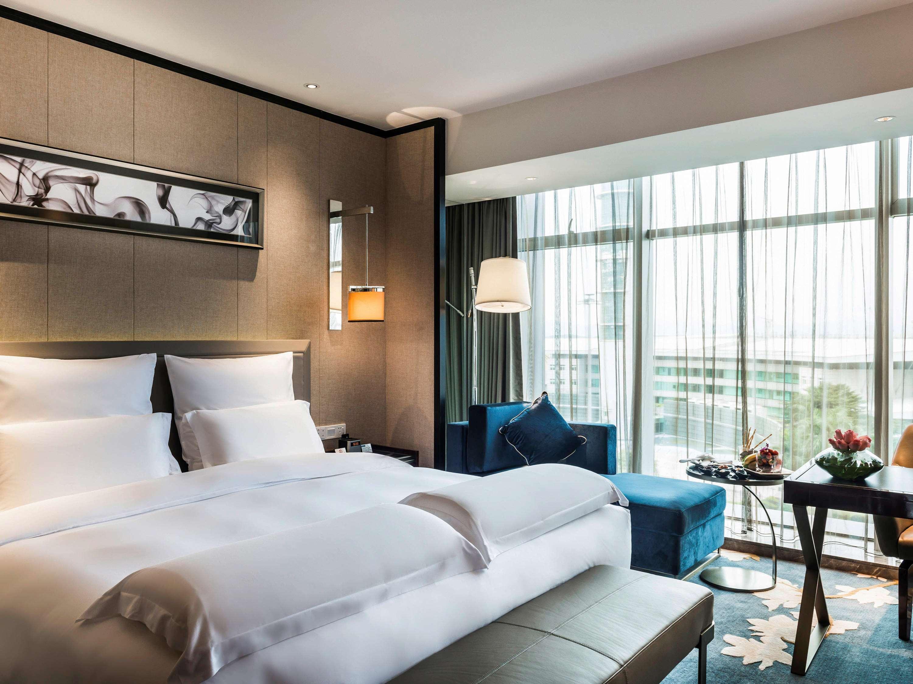EXECUTIVE, KING BED, AIRPORT VIEW, EXECUTIVE LOUNGE ACCESS