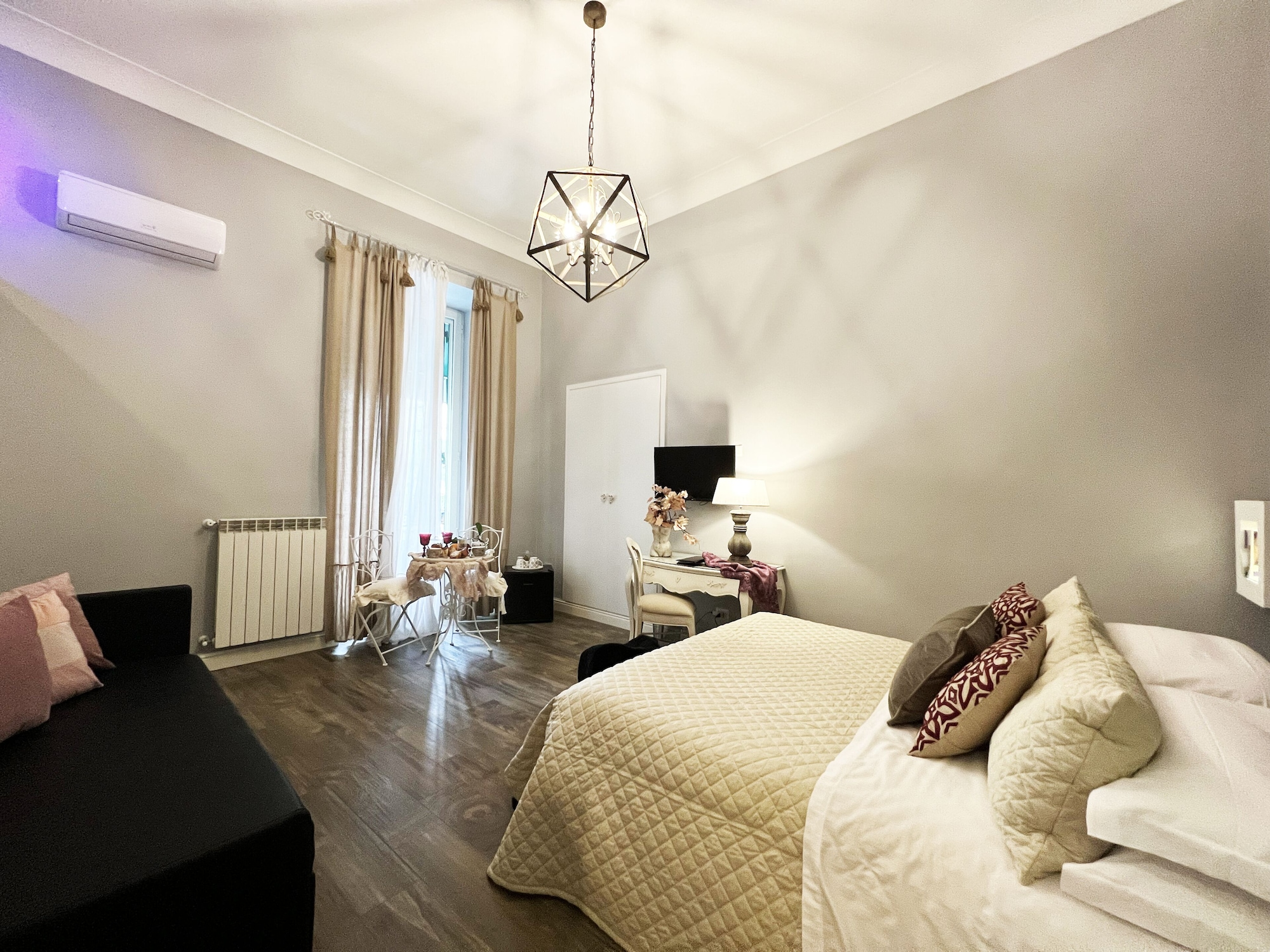DELUXE, DOUBLE BED