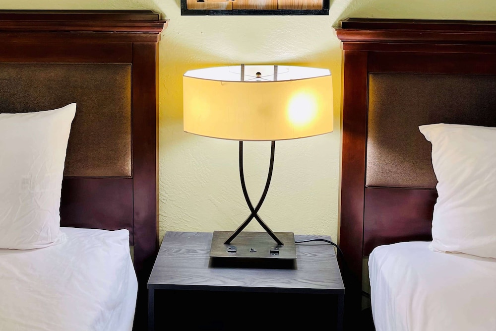 Baymont by Wyndham Fort Bragg 32/46