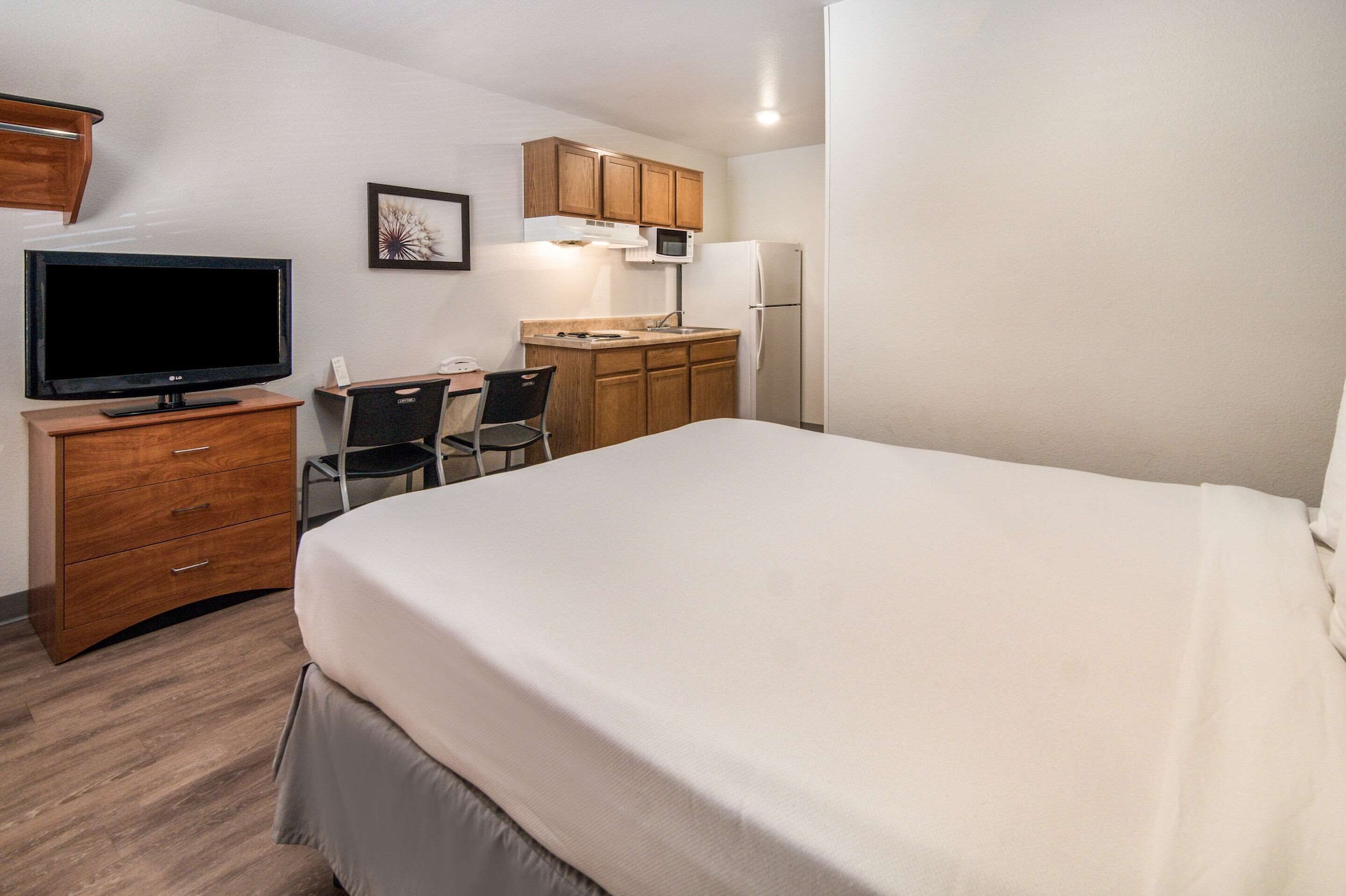 Suite, Queen Bed, WoodSpring Suites Denton 2/4