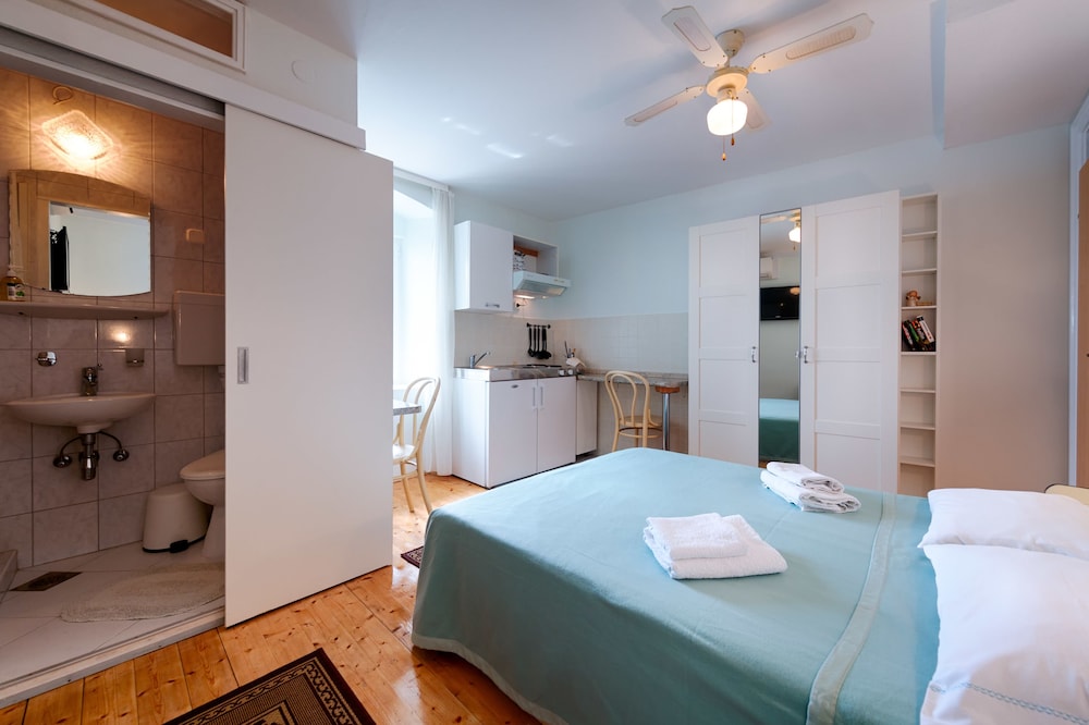 Mira Seafront Guesthouse 16/46