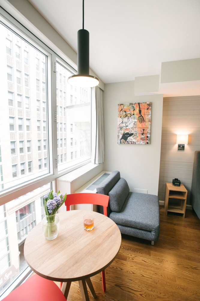 Hotel 32 32 58/78