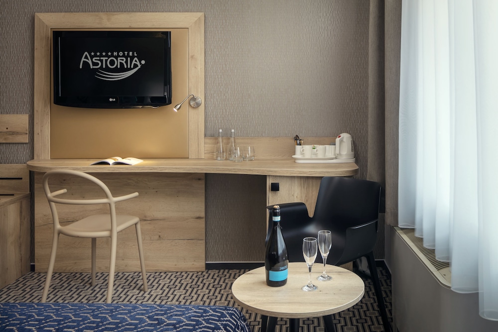 Astoria Hotel 6/56