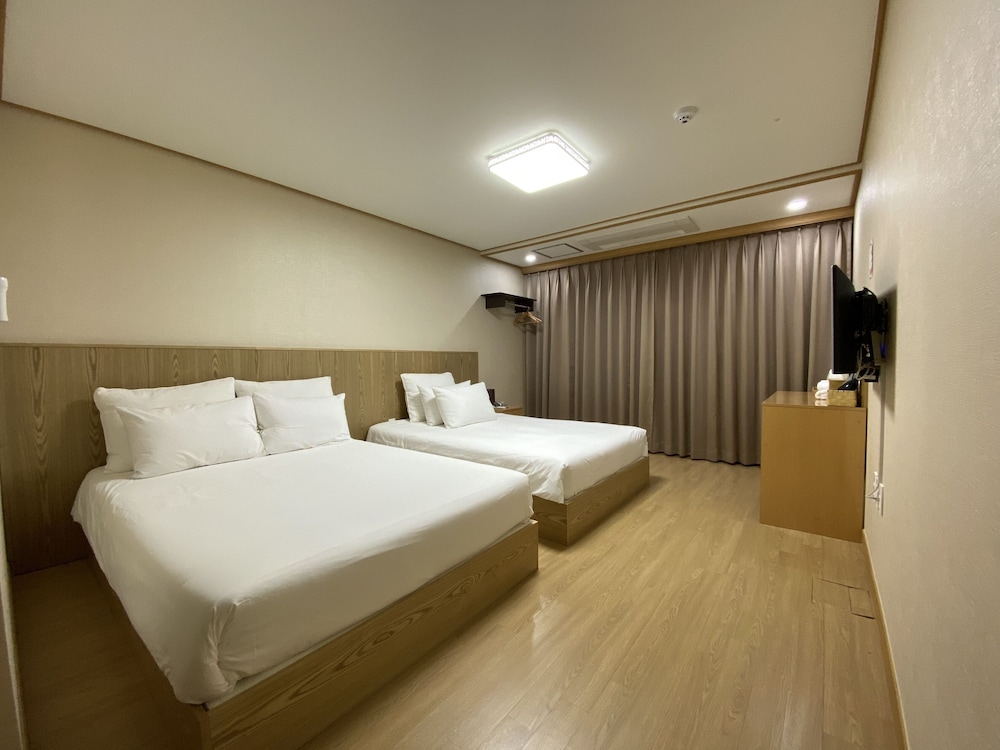 FAMILY, TWIN BEDS, CITY VIEW