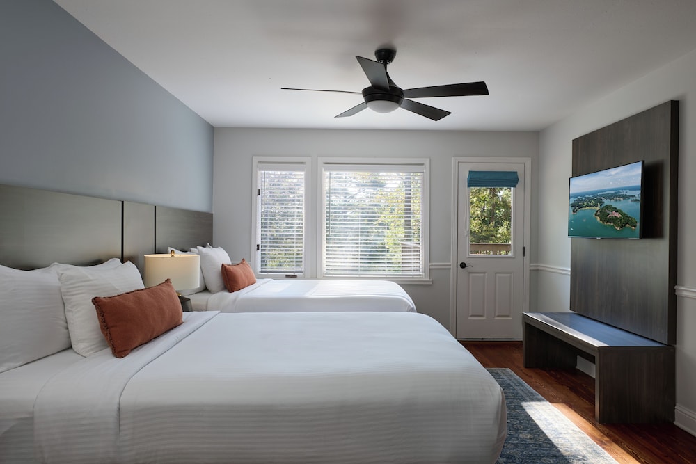 Island, House, King Bed, Sofa, Accessible
