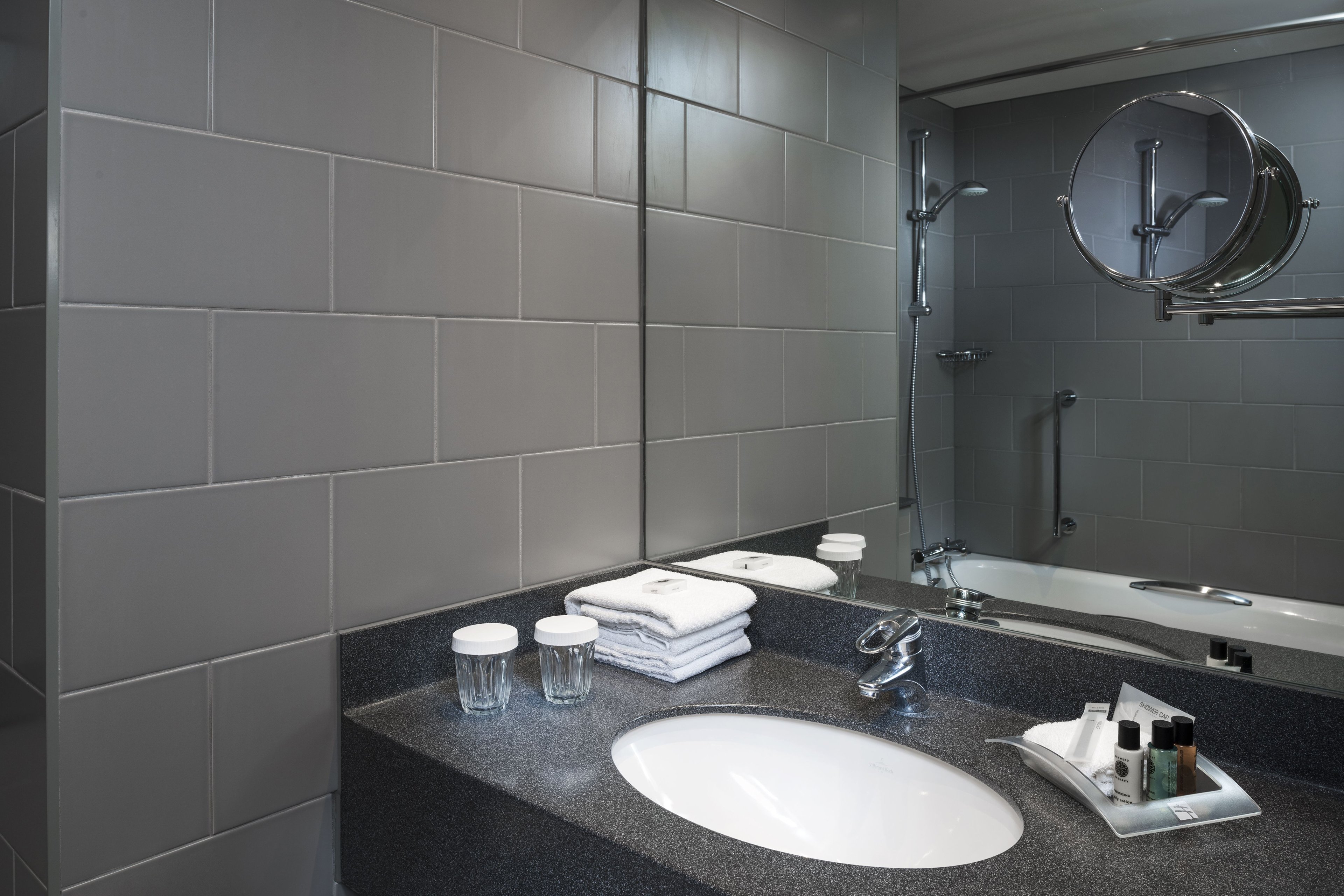 HOLIDAY INN LONDON HEATHROW M4J4 59/62