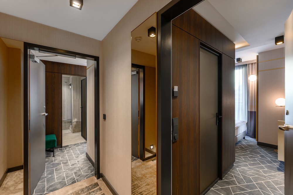 Hotel Emerald & Suites 56/56