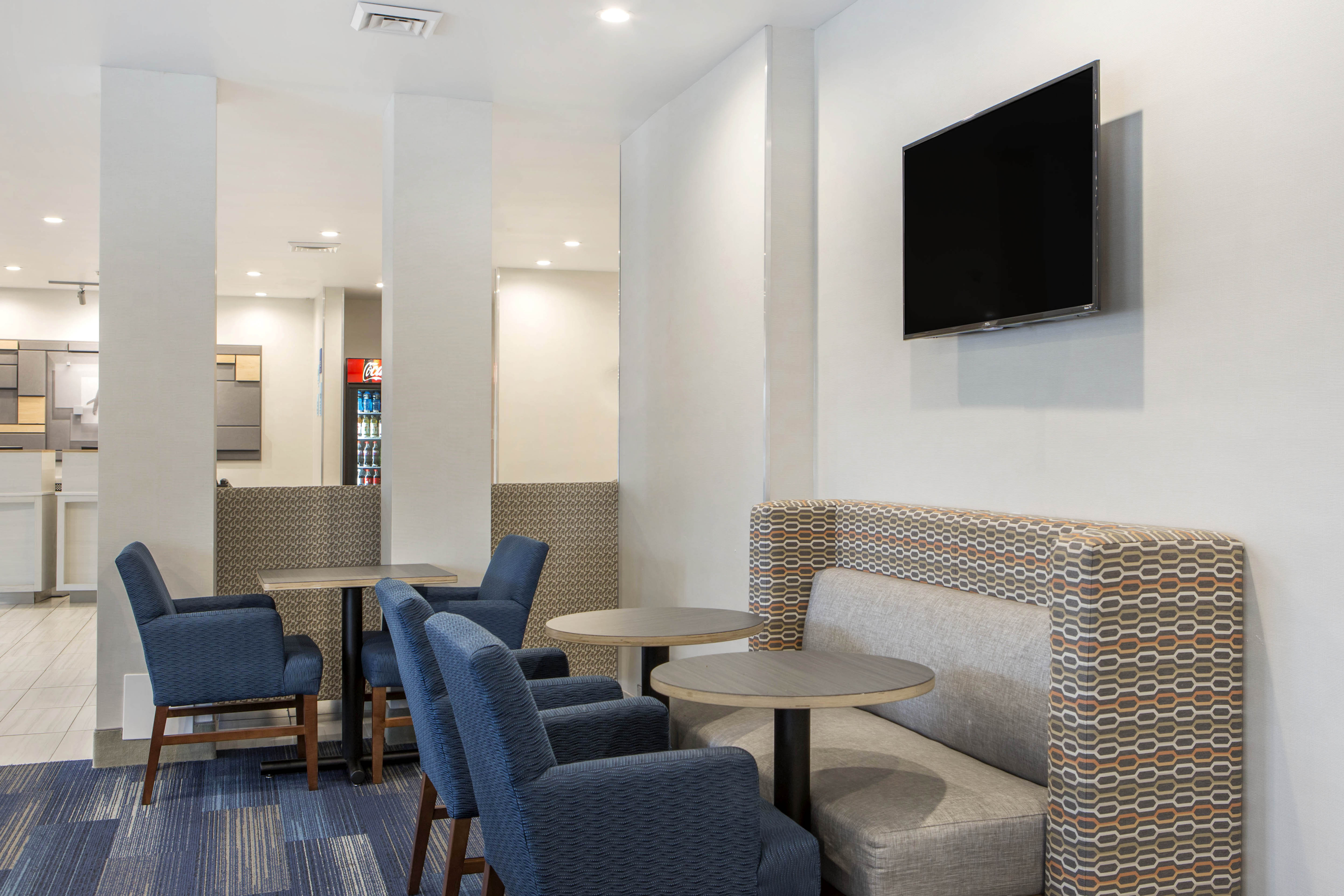 Holiday Inn Express and Suites Chicago West St Charles an IHG Hotel 65/72