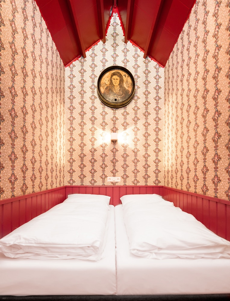 Hotel Not Hotel 52/77