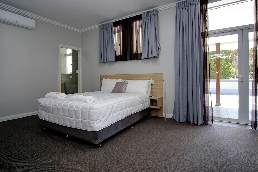 Lakes and Ocean Hotel Forster 11/40