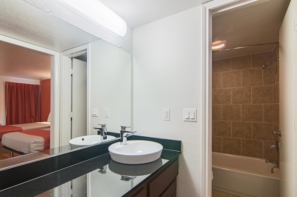 Motel6 Paris, TX 45/51
