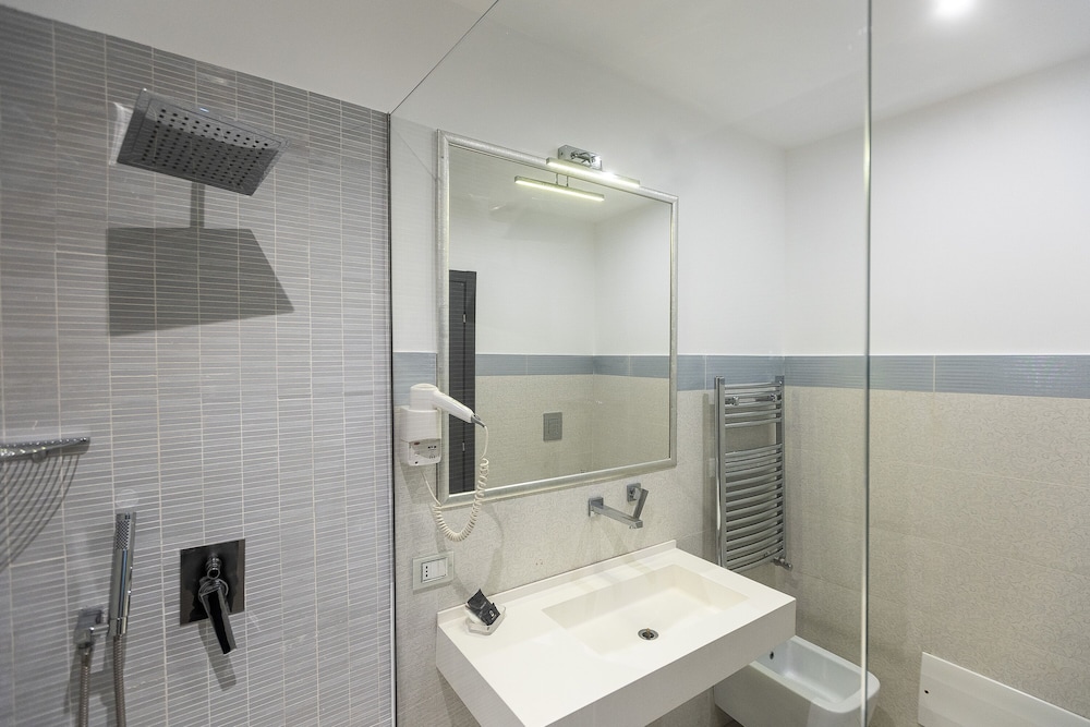 غرفة ديلوكس بسرير كينج وسرير كوين بغرفتي نوم، Hotel Castellino Roma 10/10