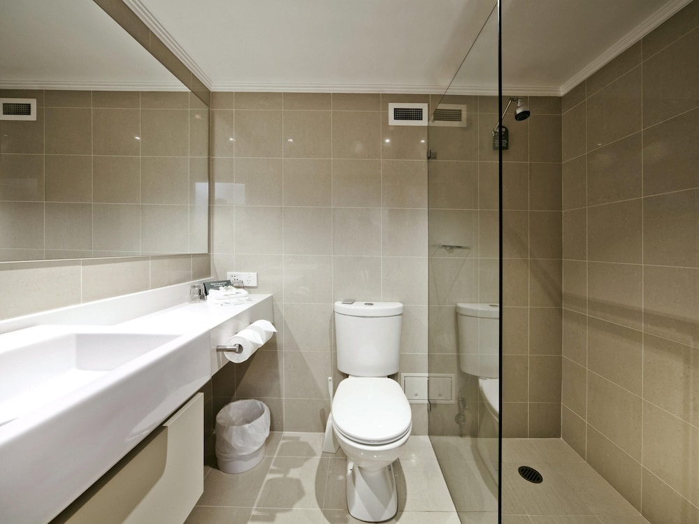 Mercure Canberra 40/41