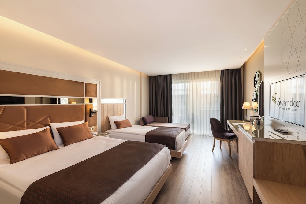 DELUXE SUPERIOR ROOM