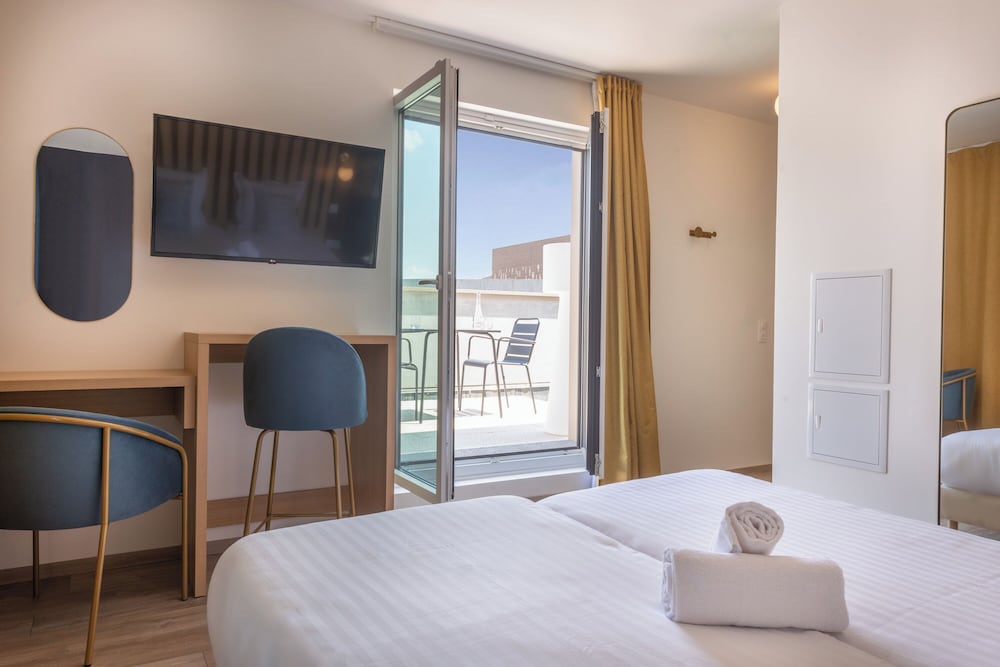 STUDIO, TWIN BEDS, TERRACE