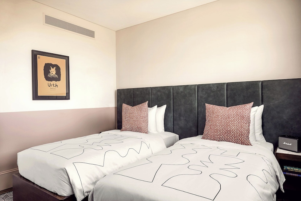 COZY, TWIN BEDS