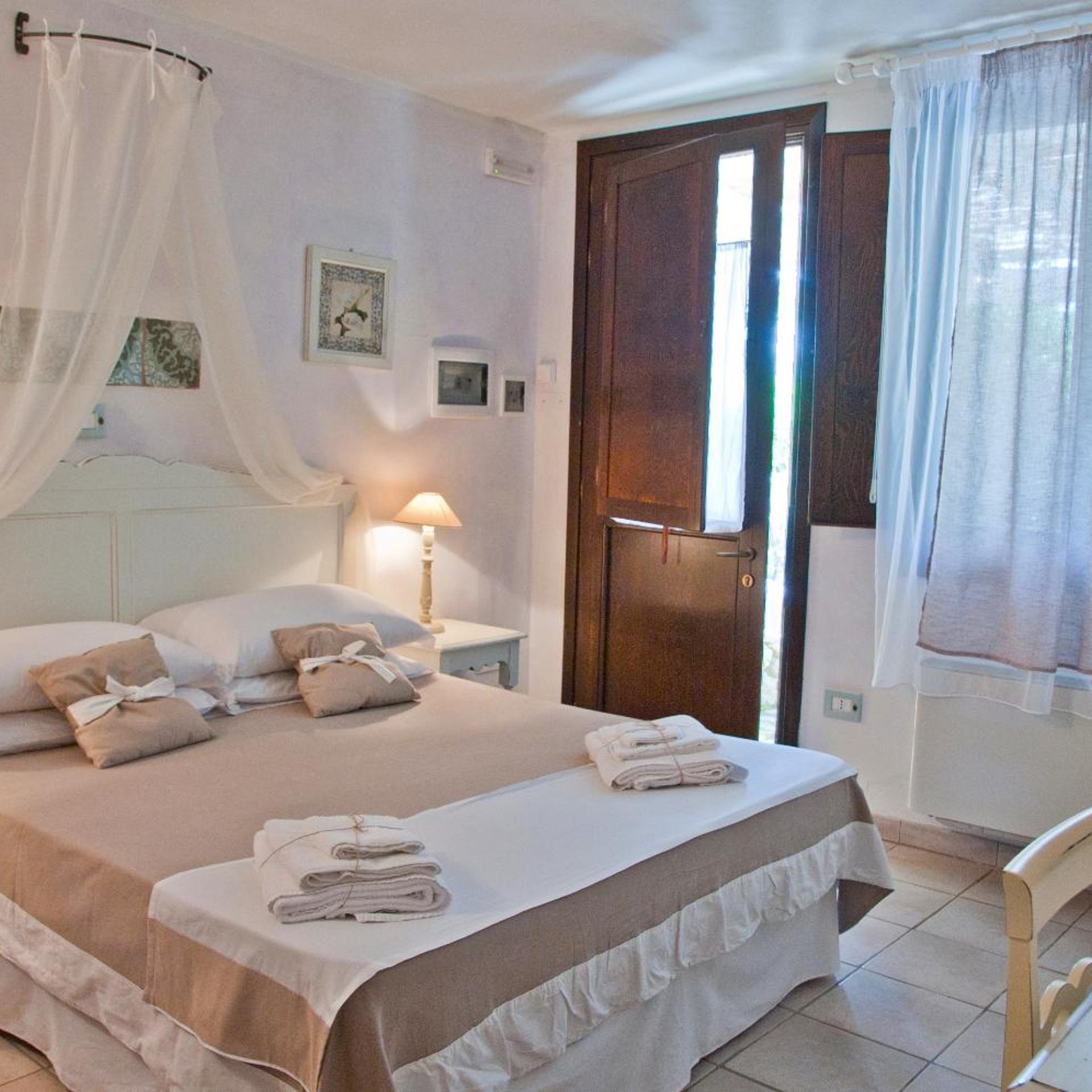 ROOM, DOUBLE BED