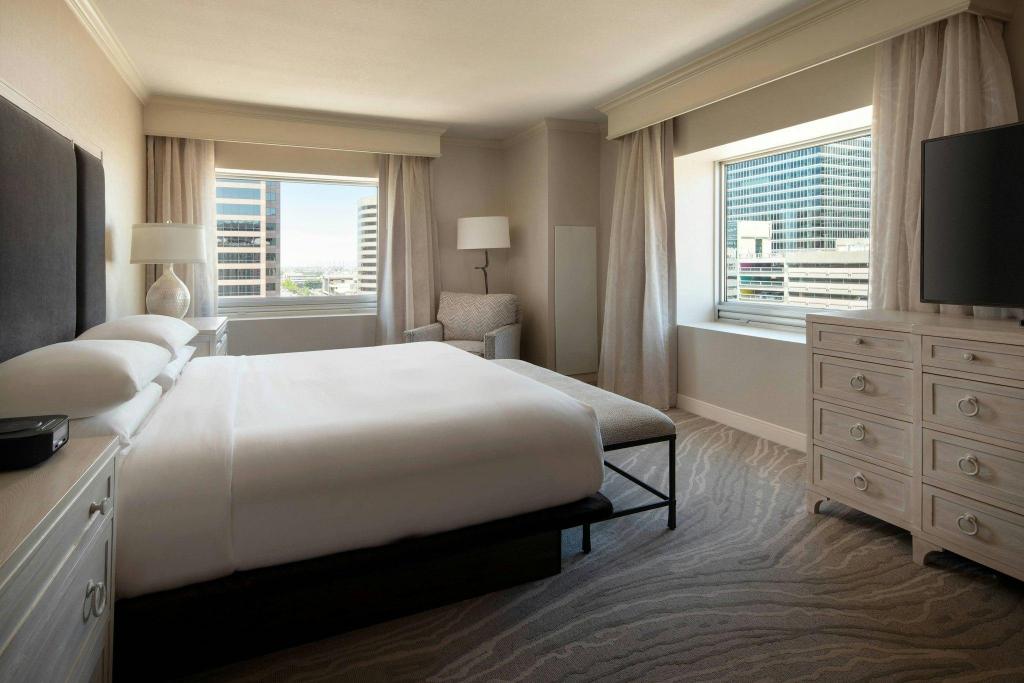 Suite, King Bed, Plaza View, Sofa، Salt Lake City Marriott City Center 2/2