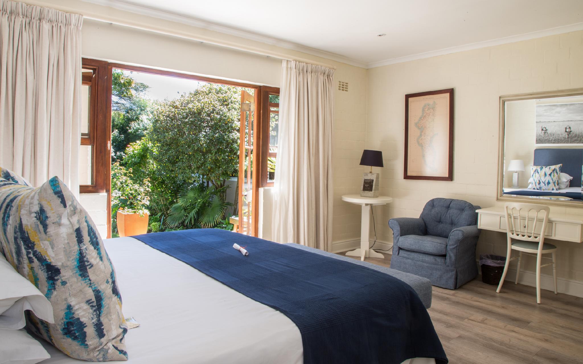 Garden Cottage, King Bed, Living Area