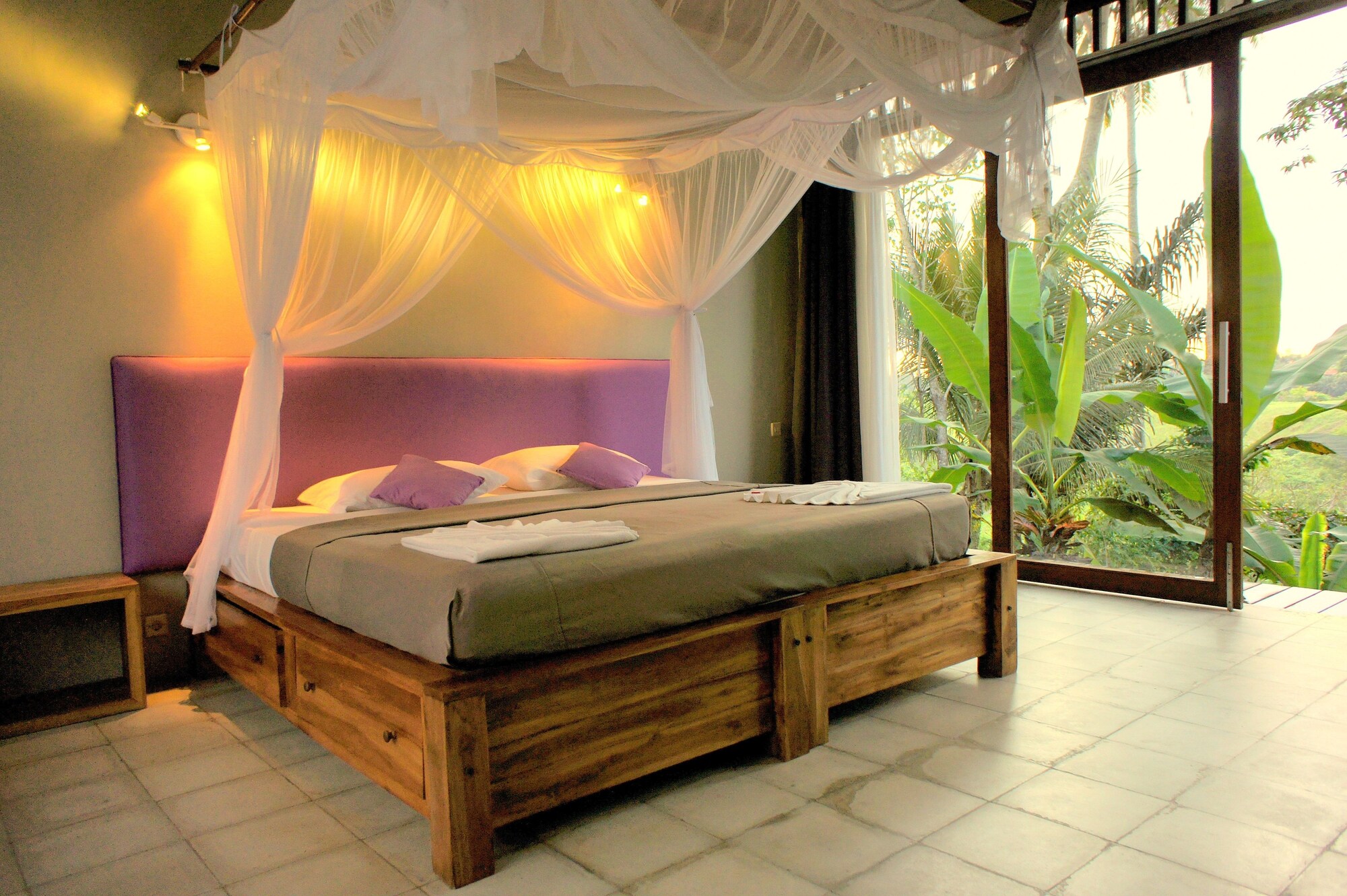 DELUXE, DOUBLE OR TWIN BED