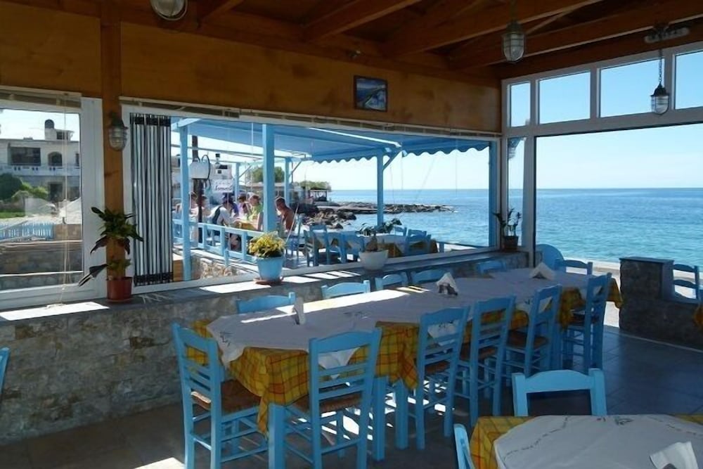 Socrates Apartments &amp; Restaurant 33/48