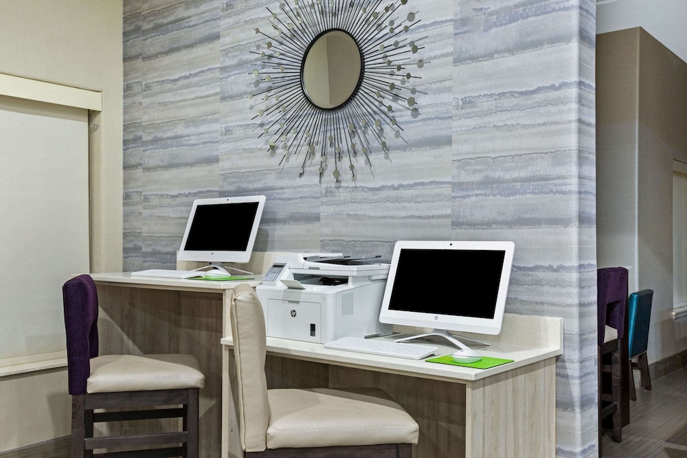La Quinta Inn & Suites by Wyndham Pharr North McAllen 54/58