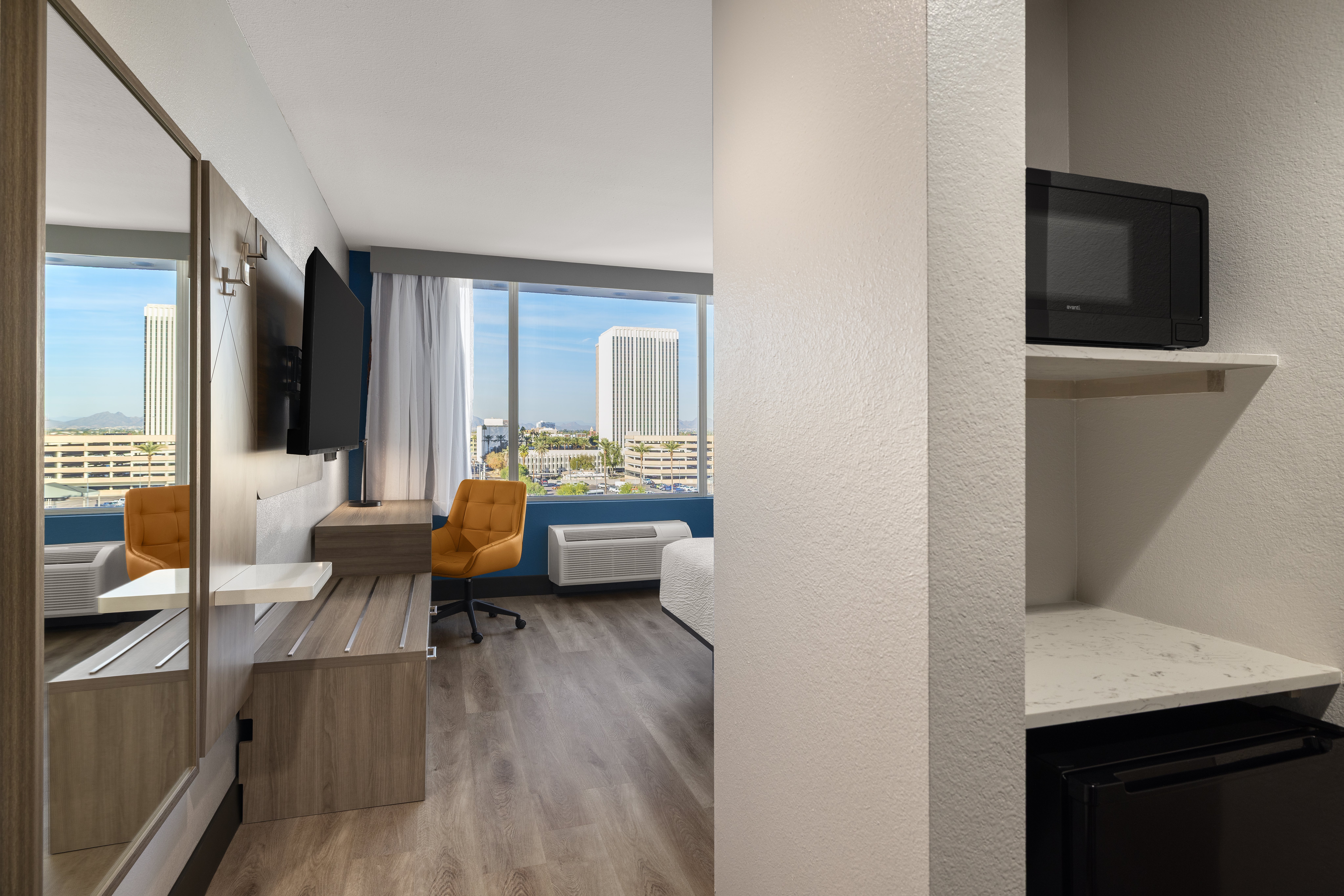 Holiday Inn Express & Suites Phoenix - Midtown 17/54