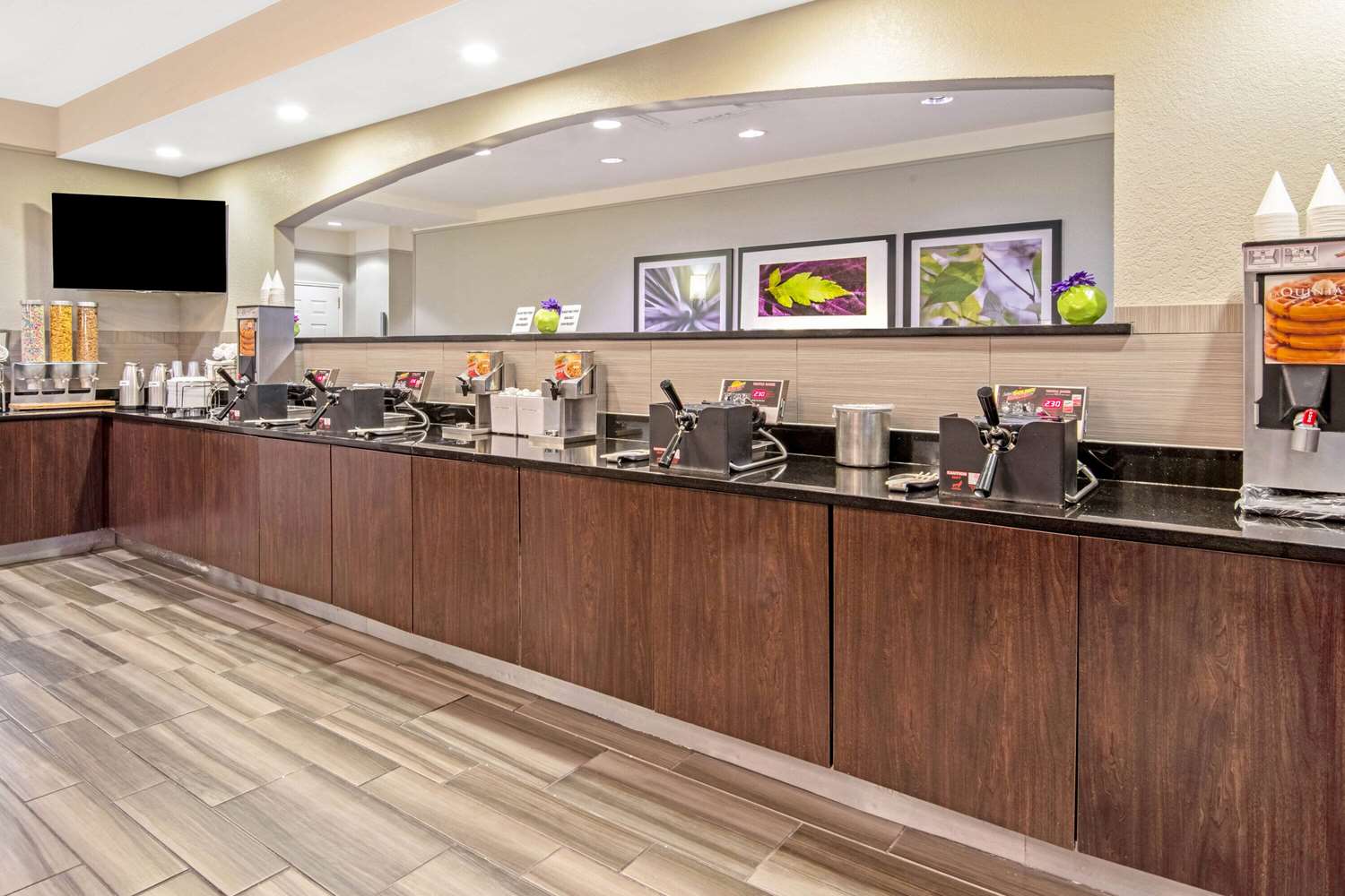 La Quinta Inn & Suites by Wyndham San Antonio Airport 9/63