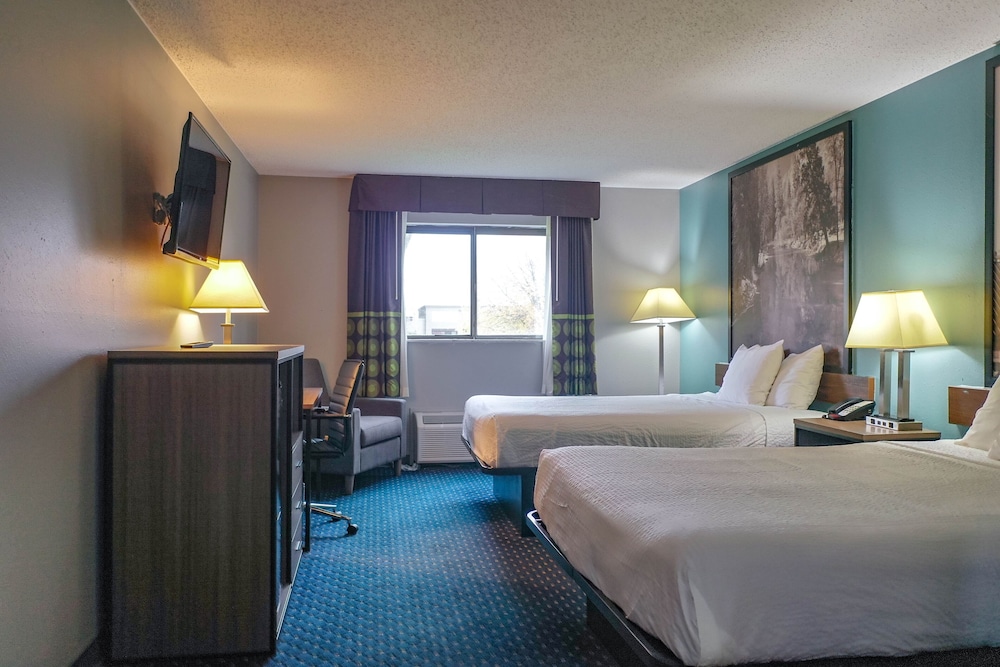 Standard, 2 Queen Beds, Super 8 By Wyndham Rockford 5/5