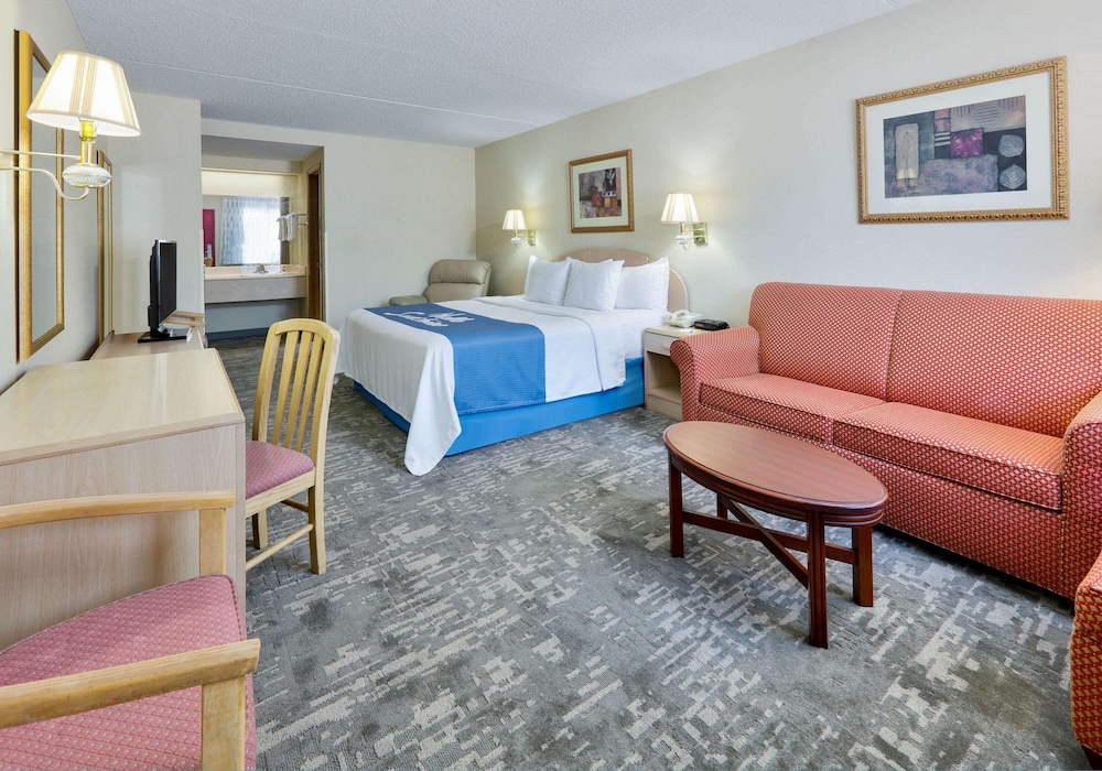 Days Inn & Suites by Wyndham Bentonville 14/19