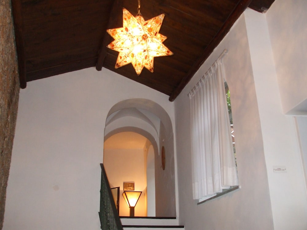 LA LOCANDA DELLE DONNE MONACHE 33/59