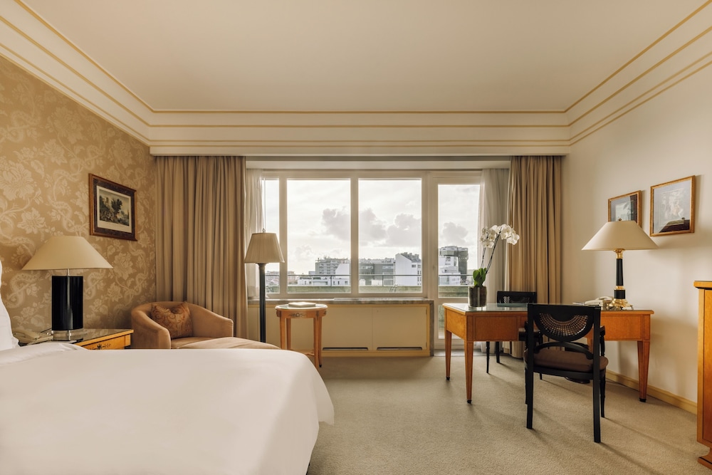 SUPERIOR, QUEEN BED, CITY VIEW