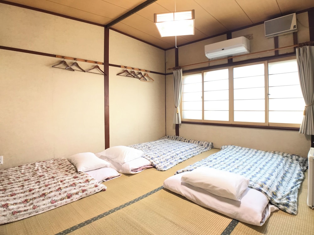 JAPANESE, SHARED BATHROOM
