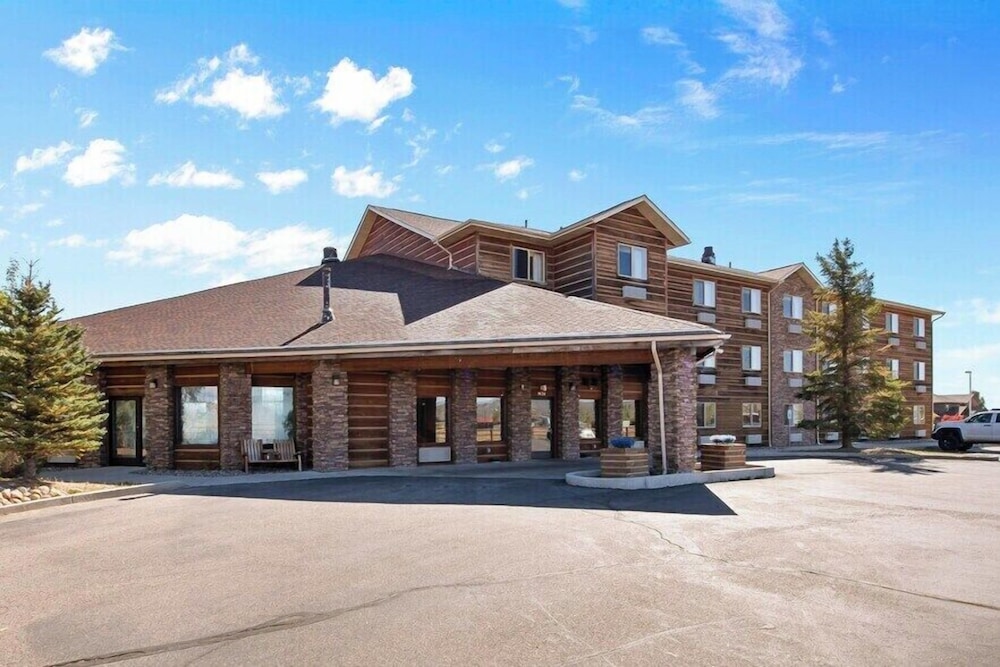 Pinedale Hotel & Suites 8/50