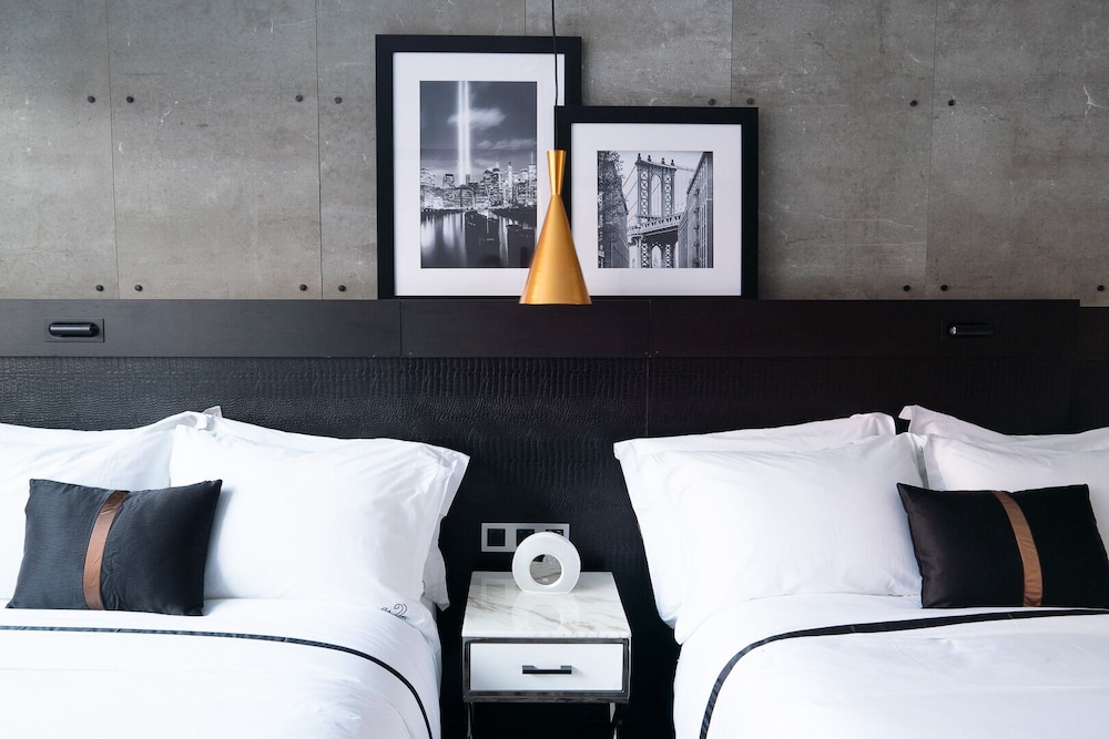 Hotel 42 24/48