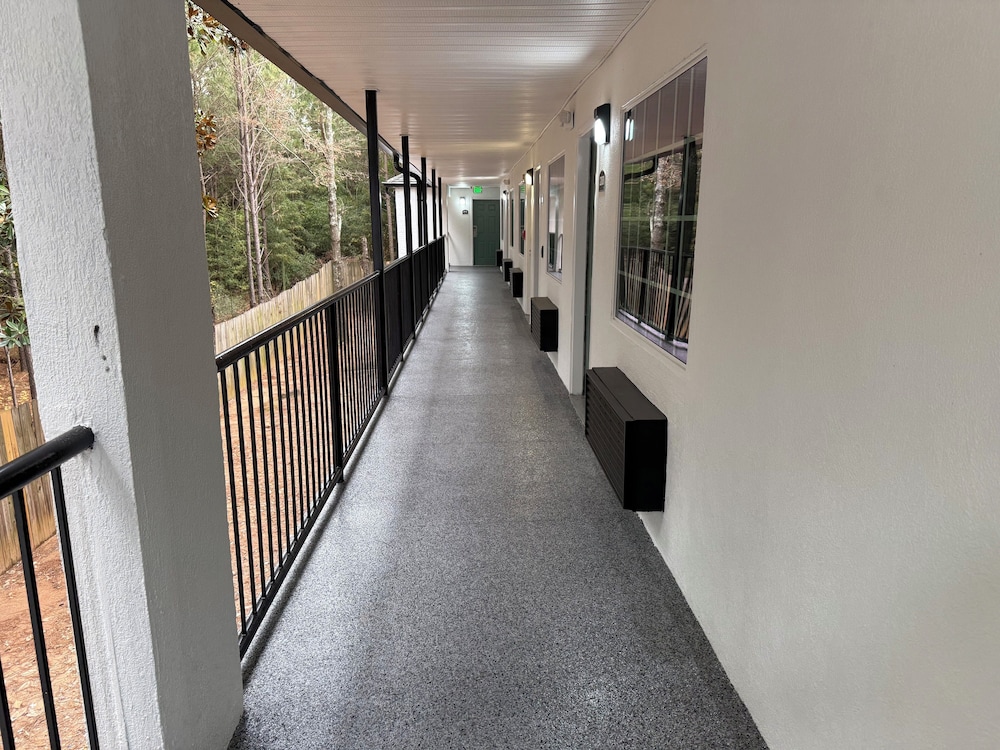 Magnolia Bay Hotel and Suites 2/19