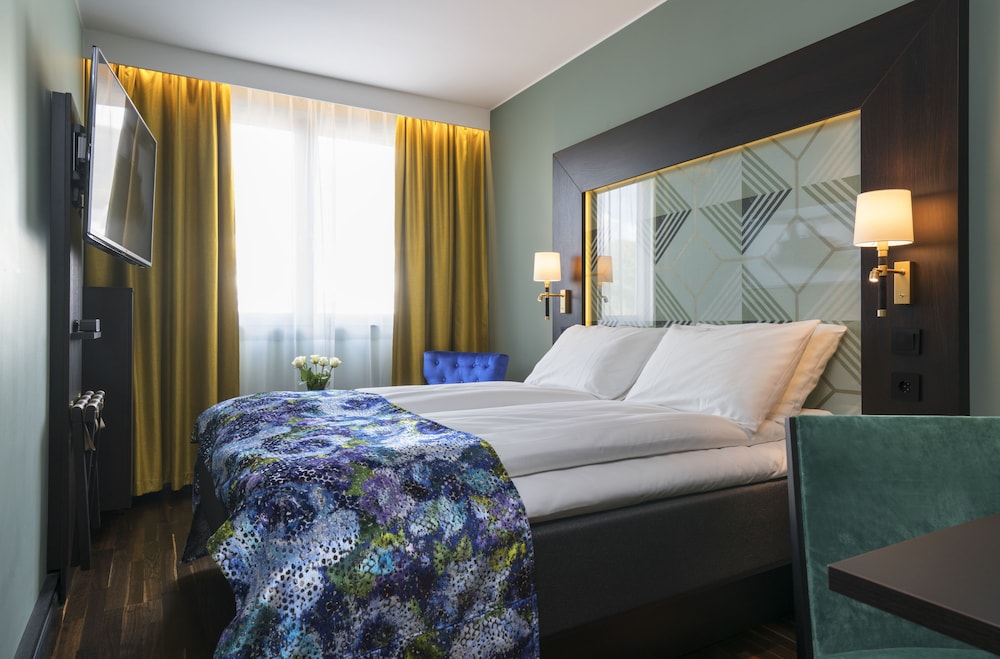 Standard, Queen Bed