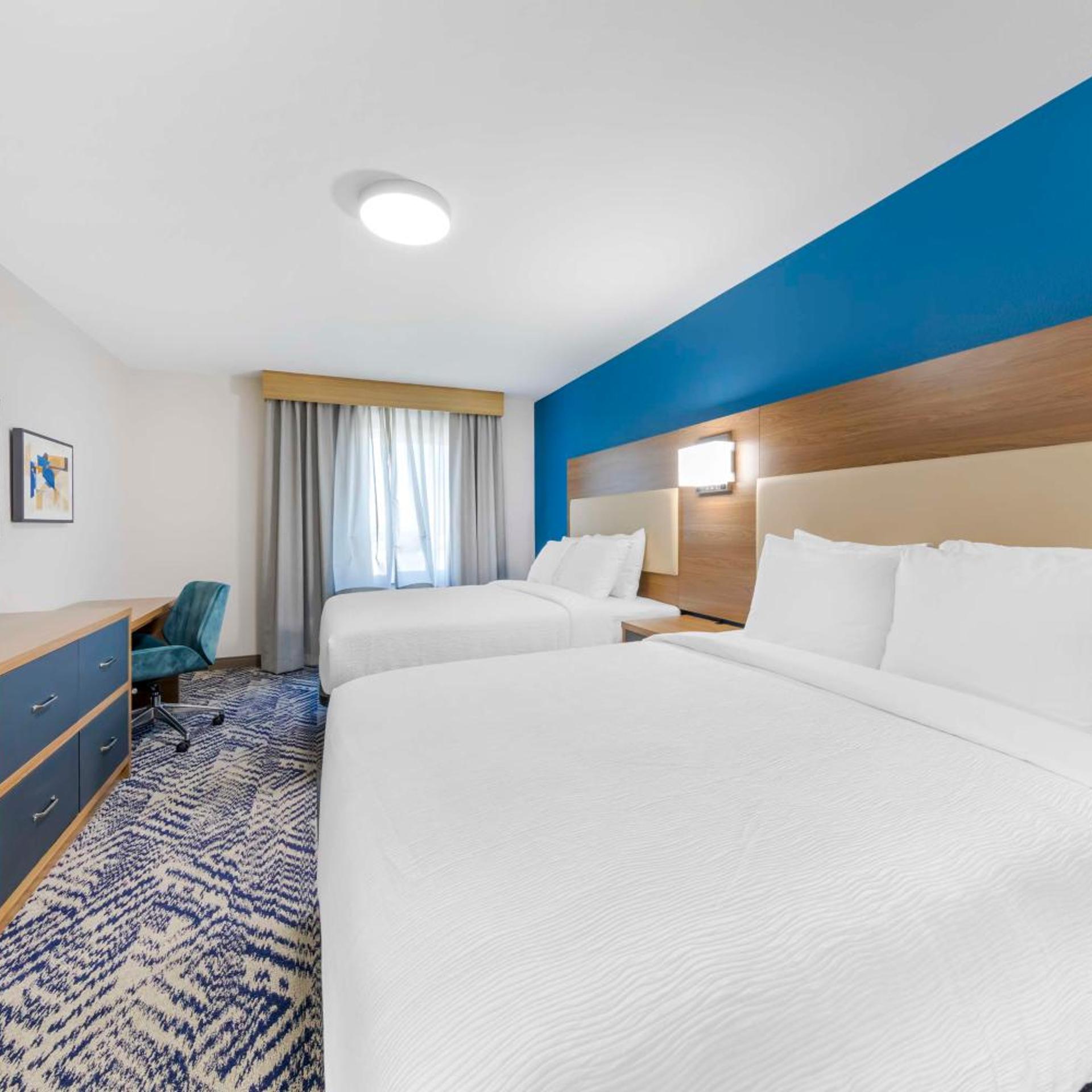 2 Bedrooms, Suite, 3 Queen Beds, Bathtub, Accessible