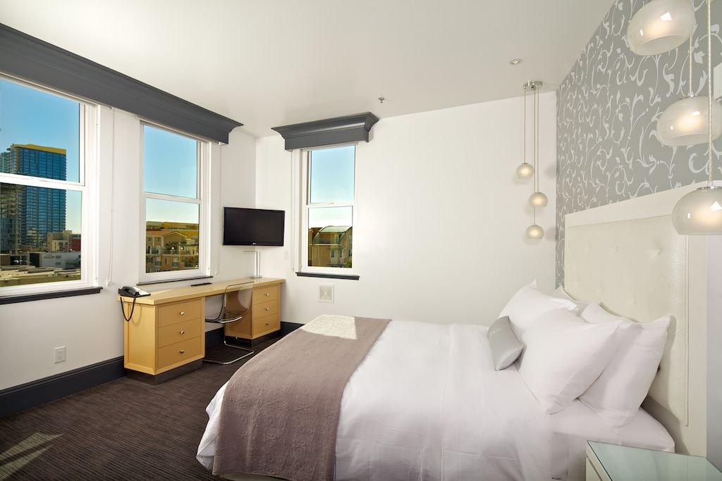 ROOM, QUEEN BED, CITY VIEW