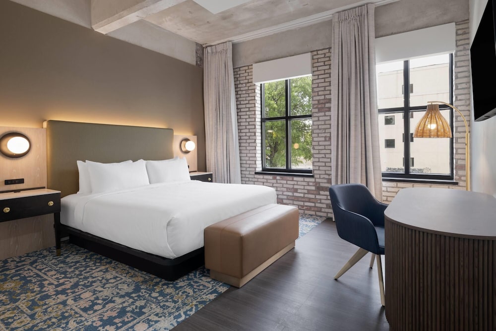 JUNIOR SUITE, DELUXE, KING BED, ACCESSIBLE