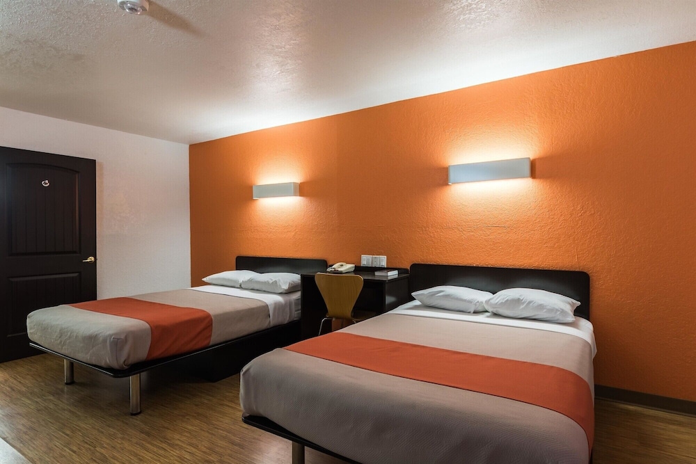 Standard, 2 Double Beds, Motel6 Uvalde, TX 6/10