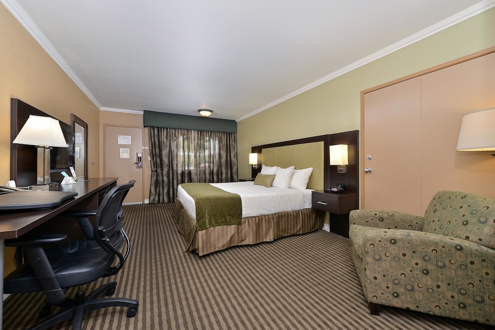 Royal Sun Inn & Suites 5/25